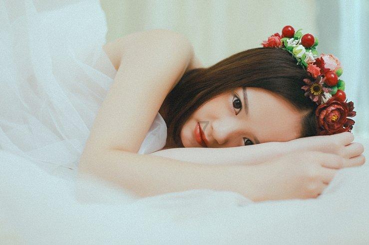 看了热依扎、蒋欣的红毯造型,我才弄懂了:明星脸和网红脸的区别